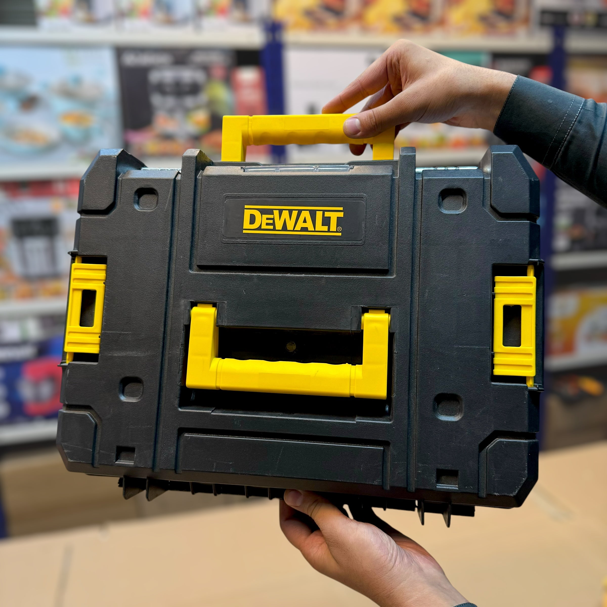 DeWalt Portable Rechargeable Pressure Washer - Lot Imported